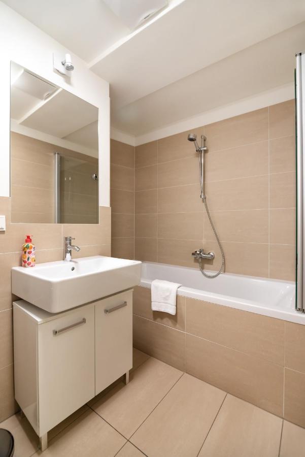 Quiet And Cozy Apartment Next To Mariahilfer Strasse And Naschmarkt With Ac, Minimum 30 Nights Wien Eksteriør billede