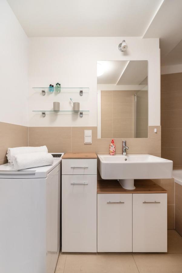 Quiet And Cozy Apartment Next To Mariahilfer Strasse And Naschmarkt With Ac, Minimum 30 Nights Wien Eksteriør billede