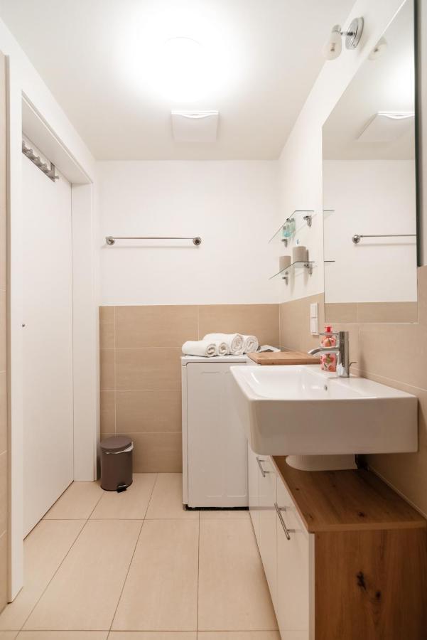 Quiet And Cozy Apartment Next To Mariahilfer Strasse And Naschmarkt With Ac, Minimum 30 Nights Wien Eksteriør billede
