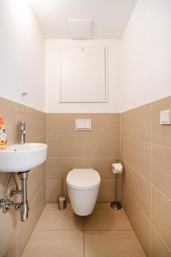 Quiet And Cozy Apartment Next To Mariahilfer Strasse And Naschmarkt With Ac, Minimum 30 Nights Wien Eksteriør billede