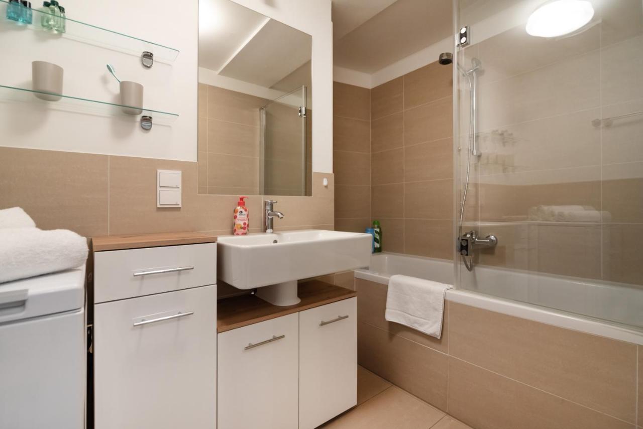 Quiet And Cozy Apartment Next To Mariahilfer Strasse And Naschmarkt With Ac, Minimum 30 Nights Wien Eksteriør billede